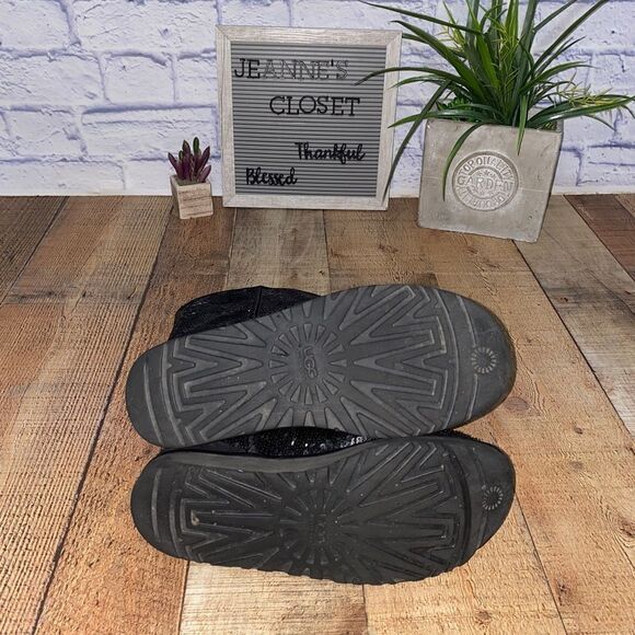 Ugg short black sequin boots with flaw - Picture 13 of 13